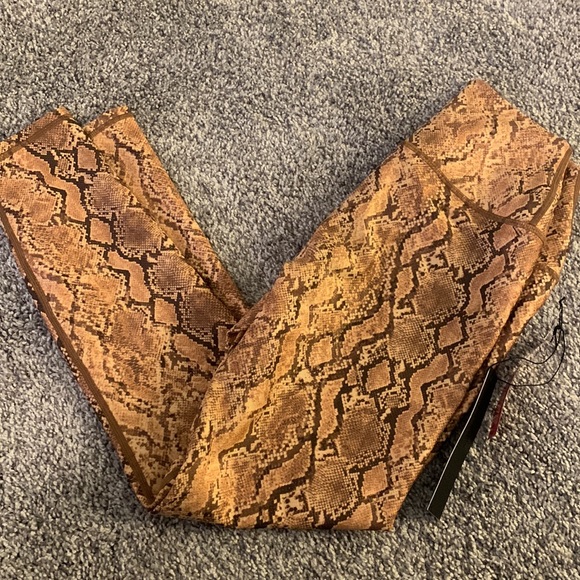 NWT CARBON38 Printed High Rise 7/8 Legging in Sandstone True Snake Print Size S - Picture 2 of 2